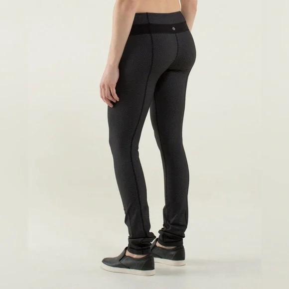 Lululemon Skinny Groove Pant Size 2 (Diamond Dot Black White) - Picture 2 of 8